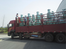 上海良时九台大型双仓连续电遥控喷砂机整装待发至船厂喷砂房