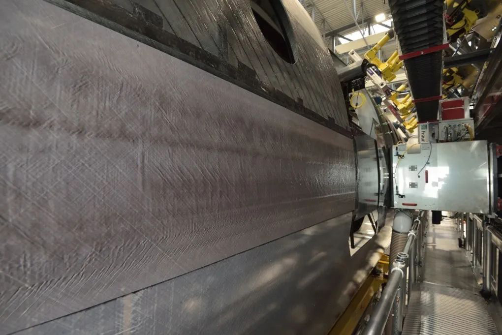 图 3 CFRTP对接带（左侧）作为上下两个MFFD热塑性复合材料机身壳体辅助连接件，由BUSTI项目中的CO2激光焊接末端执行器（右侧）完成连接，全过程在MultiFAL装配研究平台中完成