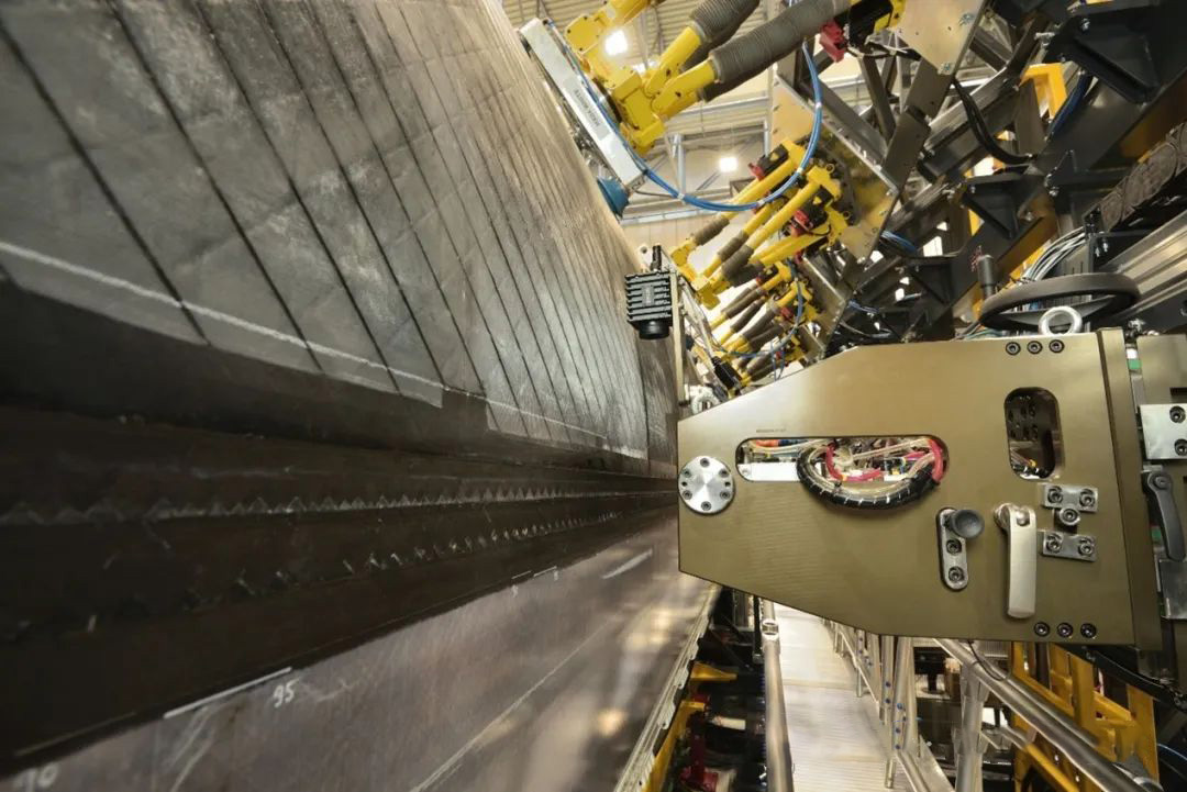 图 4 WELDER项目中形成的超声波焊接末端执行器，在六足机器人协助保持形状和高精度位置调整，完成机身焊接。