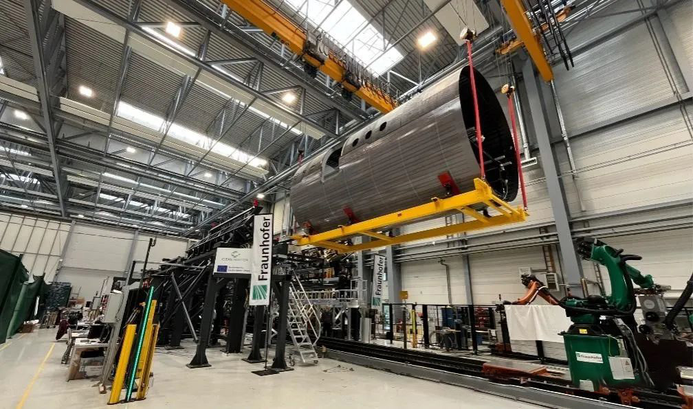 图 7 完成的MFFD机身部件放置在专门开发的下机身支架上，该支架也将用于运输整个机身部件