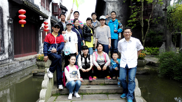 上海良时青年突击队拓展训练户外寻宝游戏宇宙之星队与宝物合影！