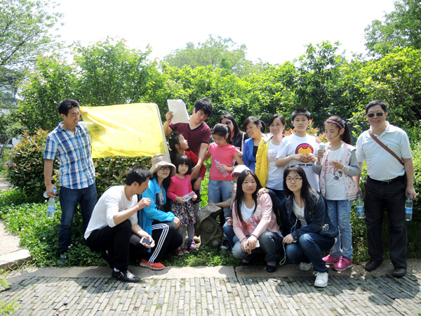 上海良时青年突击队拓展训练户外寻宝游戏勇者无敌队与吉祥物合影！