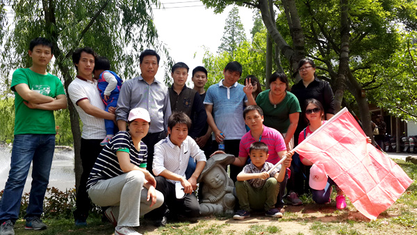 上海良时青年突击队拓展训练户外寻宝游戏星星队与吉祥物合影！