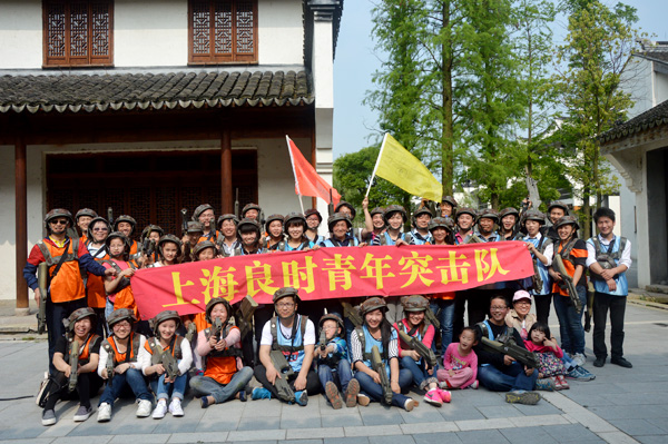 上海良时青年突击队拓展训练真人CS巷战取得圆满成功双方凯旋归队大合影！