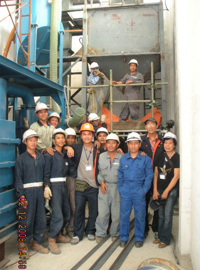 良时公司安装队伍与对方公司员工合影